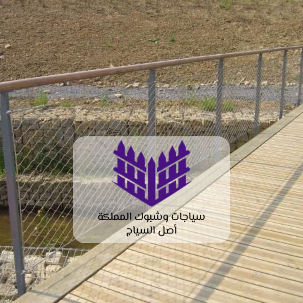 تصميم سياجات خشبية أنيقة للبلكونات السكنية بالرياض